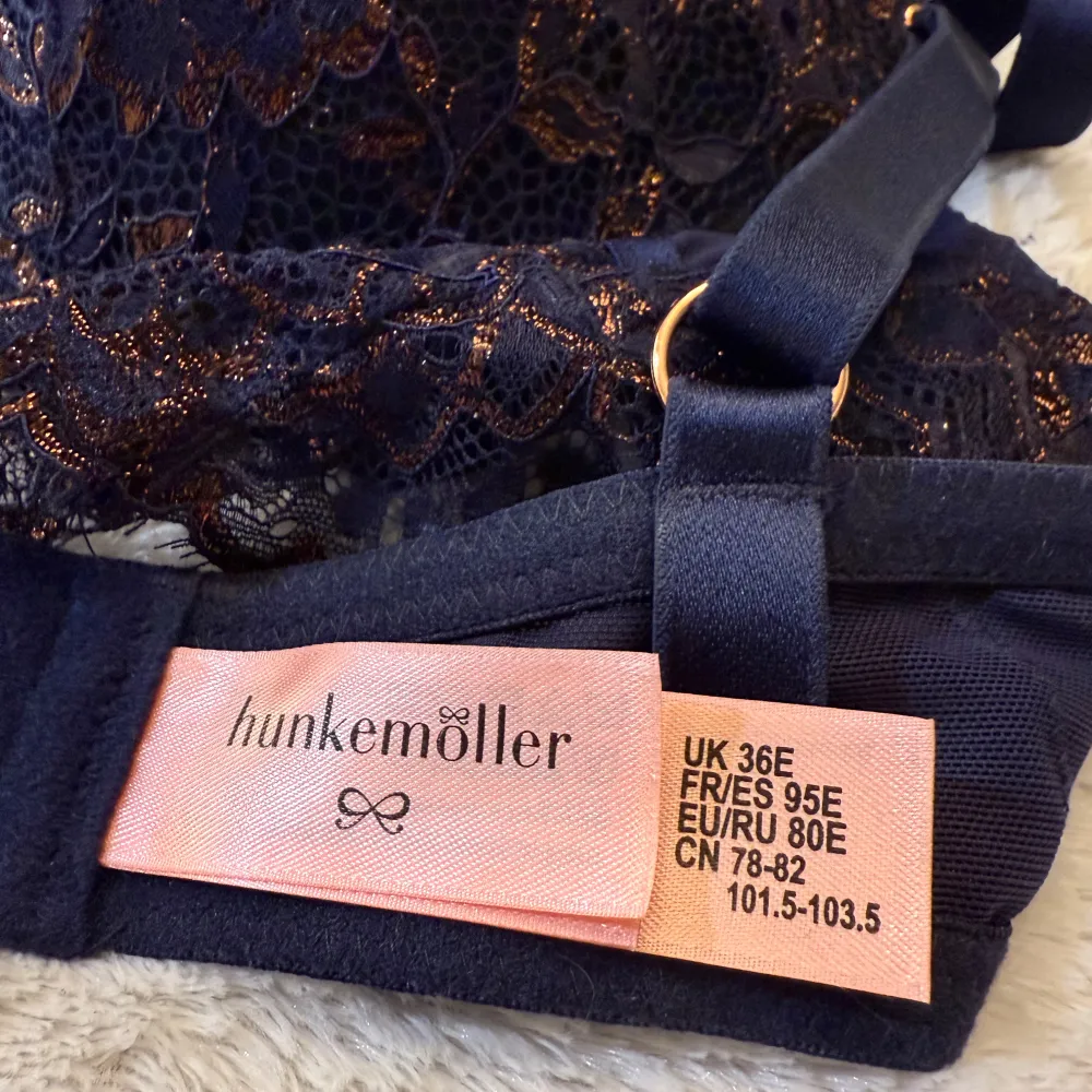 Jättefin blå bh i spets ifrån Hunkemöller i storlek 80E. Ny och oanvänd.💕Skriv jättegärna ett omdöme efteråt. Snabb leverans. 🚚 . Muu.