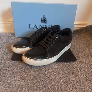 Lanvin skor - Säljer nu ett par riktigt fräscha lanvins! I storlek 42 men passar även 43. Skorna har inga defekter alls box och dustbag ingår. Hör av er vid mer frågor och funderingar!