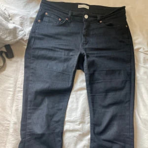 Svart lågmidjad boocut jeans  - Lågmidjad bootcut jeans 