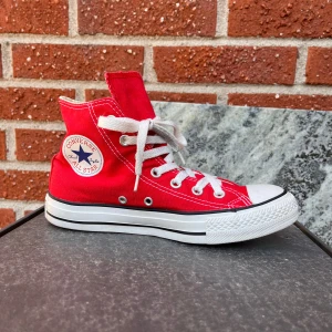 Converse all star sneakers - Säljer ett par klassiska röda Converse All Star sneakers med vit sula och snörning. Nypris se på bild (799kr). Skorna har den ikoniska loggan på sidan och är perfekta skor nu inför sommaren!☀️Som man ser på bilderna är dem i väldigt bra skick. Bara använda ett par gånger. Skriv vid minsta fråga. (: Köparen står för frakt🚚Köp nu✅