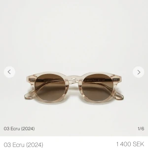 Beige runda solglasögon från CHIMI - Snygga solglasögon från CHIMI i modellen 03 ECRU 47 24. De har rund form, transparent beige båge och bruna tonade glas. Kommer med orginalfodral och dustbag, nästan inte använda så glasögonen är i jättebra skick. Nypris 1400kr