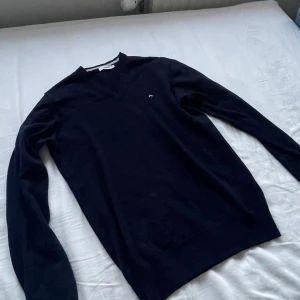 J.lindberg merino tröja - Tja! Säljer nu min jlindberg tröja i storlek M! Färgen är navy och den är i bra skick! 