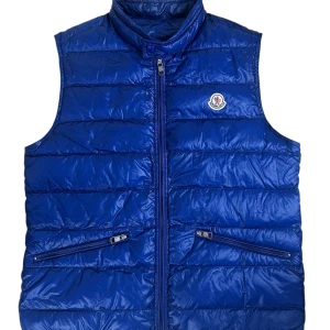 Moncler GUI royale blue  - Moncler GUI storlek 3, super skick. Pris 3290 finns att köpa på Fashionels.com