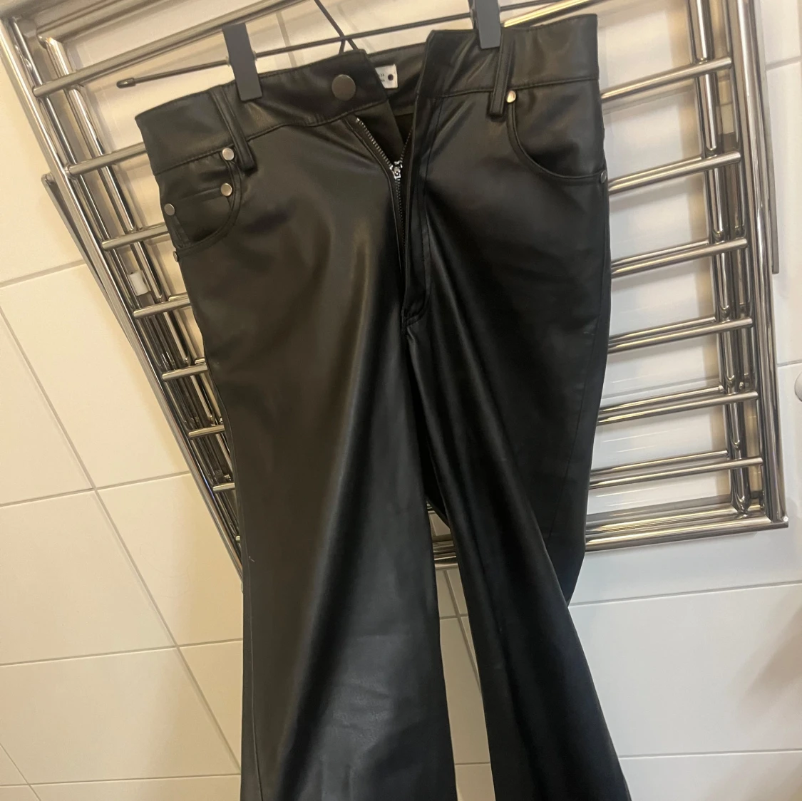 Svarta skinnbyxor från Zara - 3