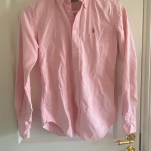 Rosa fitted skjorta - Rosa skjorta från Ralph Lauren i mycket bra skick  Storlek s