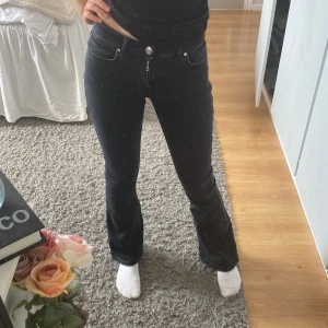 Svarta bootcut jeans - Snygga svarta bootcut jeans med låg midja! Från bikbok tror jag💞använda men bra skick!! Midjestorlek xs och längd 31💞köptes nya för 699 tror jag