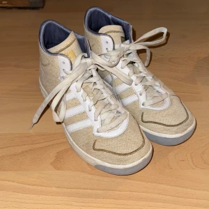 Adidas skor - Adidas skor i storlek 38, dem har lite smuts vid hälen (ses på bild 3) men annars är dem inte så använda