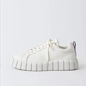 Vita sneakers från Eytys - Helt oanvända vita sneakers från Eytys med en chunky sula och snörning i tyg material. Storlek 36 men skulle säga att den sitter mer som 37. Pris kan diskuteras❤️❤️❤️