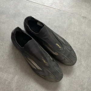 Svarta Adidas F50 fotbollsskor - Säljer ett par svarta Adidas F50 elite FG Laceless.  !Storlek 42 2/3!      Skorna är använda och lite slitna som ni ser på bilderna. De är dock mycket liv kvar i det. Nypris 3200.  Skopåse och extra sulor tillkommer.   MVH Hugo