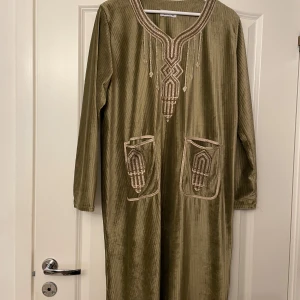Dishdashe  - Tjock mjuk sammet material, köpt i mellanöstern . Står XL men passar S-L 