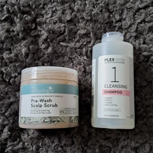 Hårvårdsprodukter från The Scalpologist och Headshock - Säljer en Pre-Wash Scalp Scrub från The Scalpologist med menthol och valnötsskal, perfekt för torr och flagnande hårbotten. Innehåller 97% naturliga ingredienser. Tillsammans med en Cleansing Shampoo från Headshock, del av Plex System, som återfuktar och ger glans. Båda produkterna är veganska och fria från sulfater.
