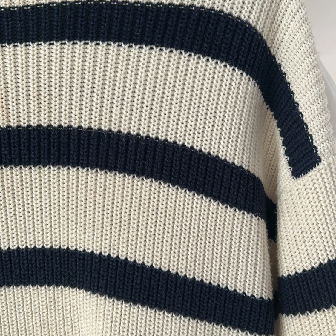 Vit och marinblå randig stickad tröja - 1