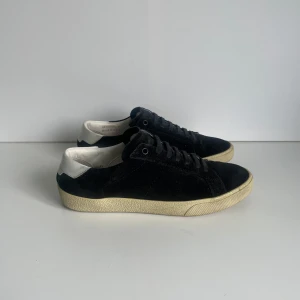 Saint Laurent skor  - Ett par sinnesjukt snygga saint Laurent skor. Dem är i 9/10 skick och sjuka till sommaren ✅ hör av er vid minsta fundering så svarar vi så snabbt vi kan 😊