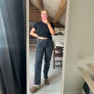 Svarta straight jeans med midwaist - Säljer ett par svarta jeans med rak passform och midwaist. Jeansen har klassisk femficksdesign och stängs med dragkedja och knapp. Perfekta till vardags och enkla att matcha med olika toppar. Nyköpta från Nelly för några månader sedan och har endast använts en gång🥰