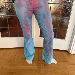 Färgglada byxor - strl: 34/36, modellen på bilden är 165🧡        150kr