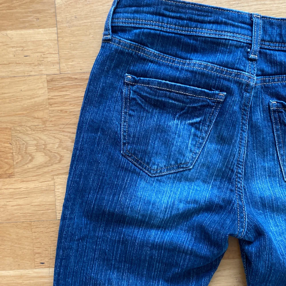 Säljer ett par snygga mörkblå, lågmidjade bootcut jeans från H&M med justerbar midja. Har bara användt ca 5 ggr. Vanligt jeans material.. Farkut & Housut.