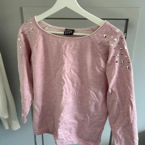 Rosa tröja med nitar - Säljer en super snygg rosa långärmad tröja från Girl Star med coola nitar på axlarna. Perfekt för att ge din outfit en lite extra touch💖 Passar mig som brukar ha S/M på tröjor