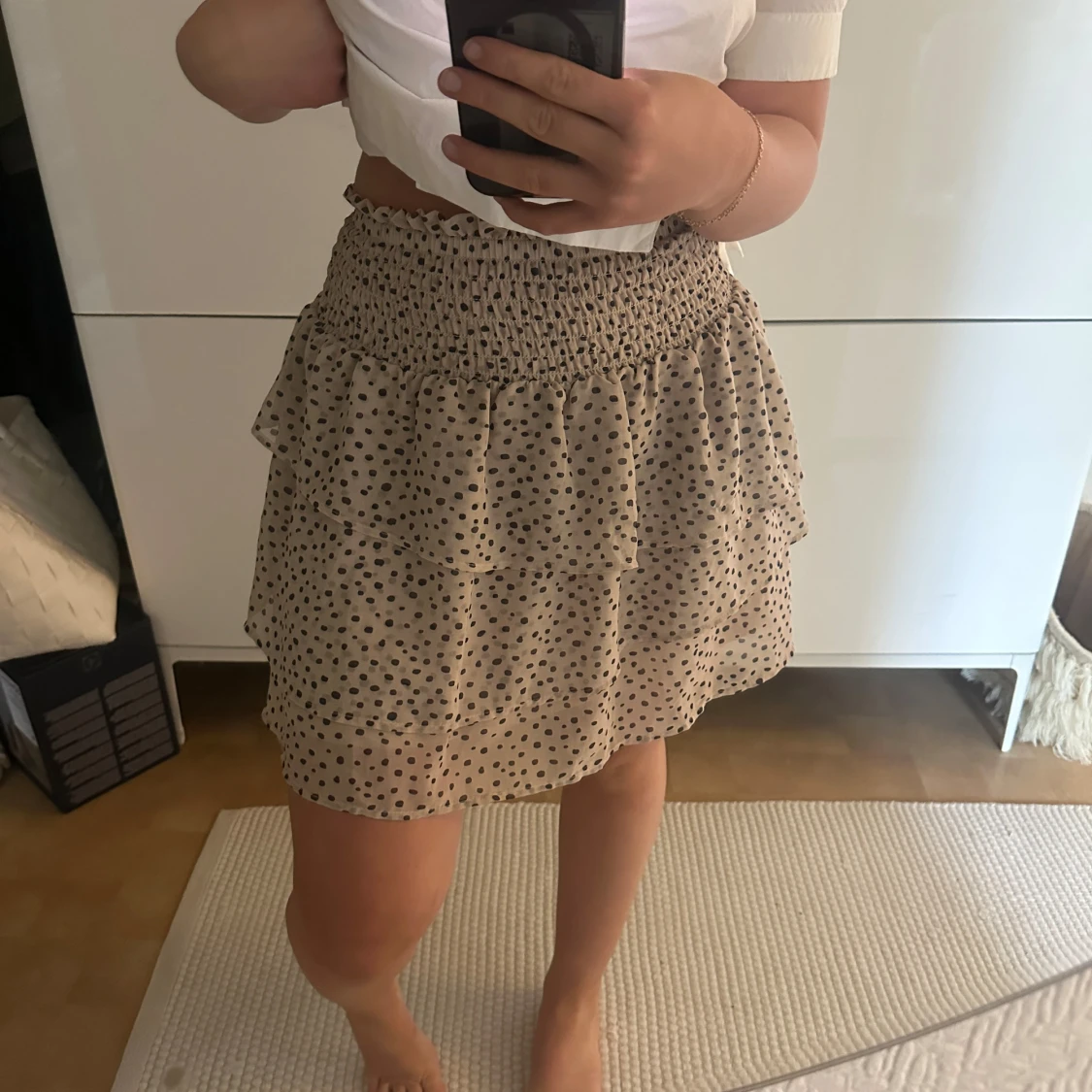 Beige prickig volangkjol