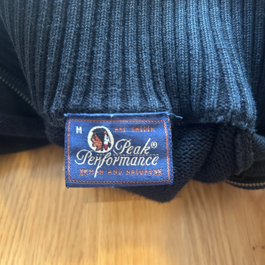 Mörkblå stickad Peak Performance-tröja - 2
