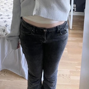 Svarta jeans - Säljer min systers jeans. De är änvända fåtal gånger för de ej kom till användning och sen passade dom inte längre❤️💗Storlek 40 men passar en M. Har en slitning på ena benet men inget som stör och sedan en slitning vid ena bältes saken men den sitter fortfarande fast❤️Skirv gärna frågor för mått eller annat❤️
