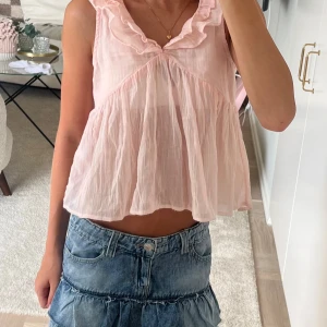 sommar top - Jättesöt ljusrosa top med knytning i ryggen. Storlek 146/152 på gina young💗