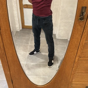 Replay jeans  - Ett par snygga jeans från Replay i storlek W31 L30 i modellen anbbas hyperflex 