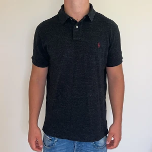 Ralph Lauren piké   - Ralph Lauren piké custom fit | Mycket bra skick | Size - L | Nypris 1600 mitt pris 499 | Hör av dig vid minsta fråga eller fundering📩