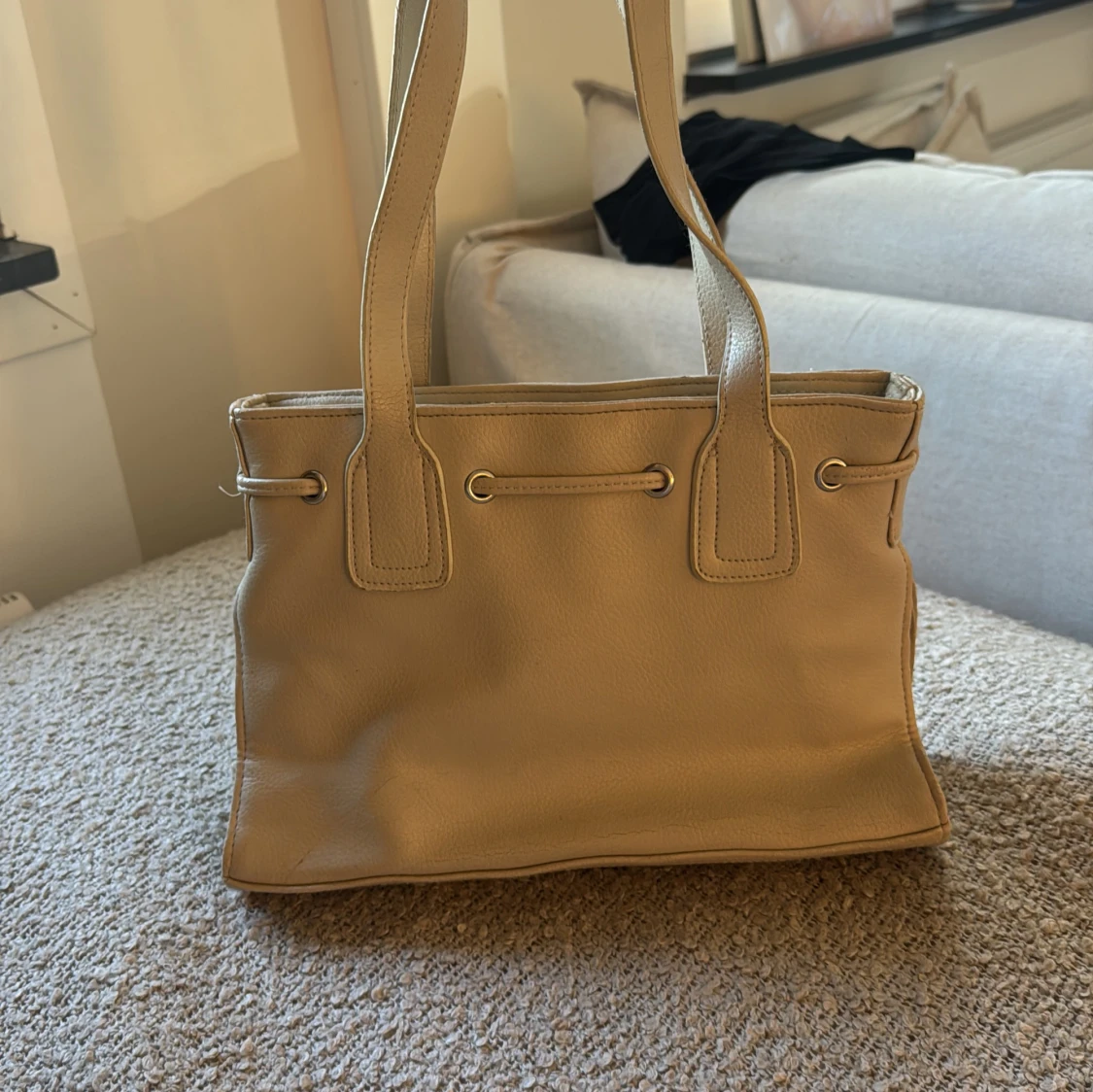 Beige axelväska med snörning - 1