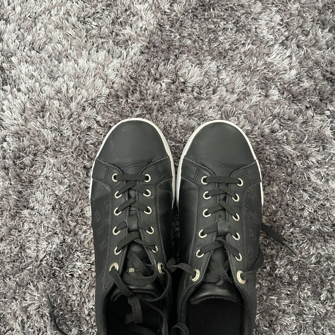 Svarta sneakers  Tommy Hilfiger - 1