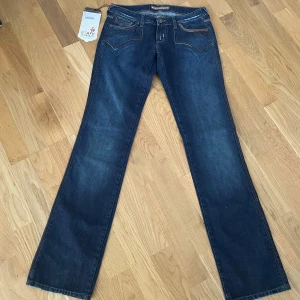 Mörkblå jeans  - Supersnygga lågmidjade bootcut jeans i färgen mörkblå! Vintage och går inte att få tag på längre! Xs , midja: 36 cm, midjehöjd: 17 cm, innerben: 87 cm