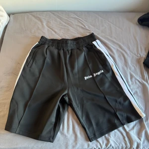 Palm Angels shorts  - Säljer dem för dom är för stora annars helt nya 