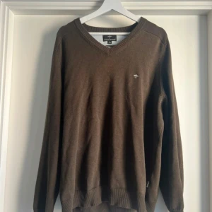 Brun v-ringad tröja Fynch-Hatton XL - Brun v-ringad tröja från Fynch-Hatton i supersoft bomull. Klassisk modell med ribbade muddar vid ärmslut och nederkant samt diskret logga på bröstet. Perfekt för dig som gillar stilrena och bekväma plagg. Designer från Tyskland. 