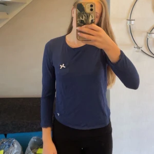 Mörkblå långärmad tröja Hampton Republic - Mörkblå långärmad tröja från Hampton Republic med liten bröstficka dekorerad med en söt ljusblå rosett. Tröjan har rund halsringning och är i mjuk bomull. Kan användas som vanlig tröja eller pyjamas💙