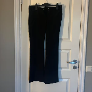 Svarta bootcut kostymbyxor BikBok - Säljer ett par svarta kostymbyxor som är lite bootcut i storlek 36
