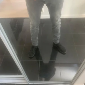 Replay Anbass jeans  - Säljer nu dessa feta grå Replay anbass i storlek 30/34. Modellen är slim fit och byxorna är helt nya och bara använda 1 gång. Vid frågor är det bara skriva 