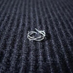 Anneau d’Épines – Ring of Thorns - Justerbar ring i rostfritt stål, rost- och nickelfri. Detaljerade törnar löper längs hela bandet – en subtilt rå och distinkt design