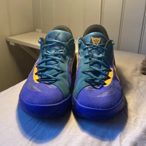 Puma All-Pro Nitro sneakers blå/gul 🐆 - Snygga Puma All-Pro Nitro ”Crowd Craze” sneakers i blått och turkost med gula detaljer och svart häl. Skorna har mesh- och syntetmaterial. Basketskor. Minimalt slitage på sulans undersida och lite slitage på skons foam sula som visades på bilden.