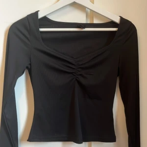 Svart ribbad topp - Svart lång ärlans tröja från Shein. Ribbad och spets vid bysten. 