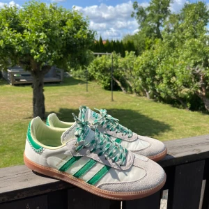 Adidas Wales Bonner ”Cream Green” - Sällsynta Adidas x Wales Bonner skor i färgen Cream Green. Köpta secondhand men kvitto finns. Använda men fortfarande i gott skick. Box eller dustbag ingår ej därav priset! Kan tänka mig att gå ner mycket i pris då jag vill bli av med skorna!