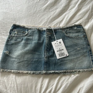 Kort jeanskjol - Säljer denna korta jeanskjol från pull and bear, aldrig använd bara testad!💕