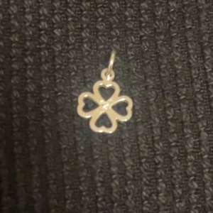 S925 Sterlingsilver hänge med diamant - Ett S925 Klöverhänge med en 0,9mm labb odlad diamant. Diamanten är labbodlad och producerad med HPHT teknik. 