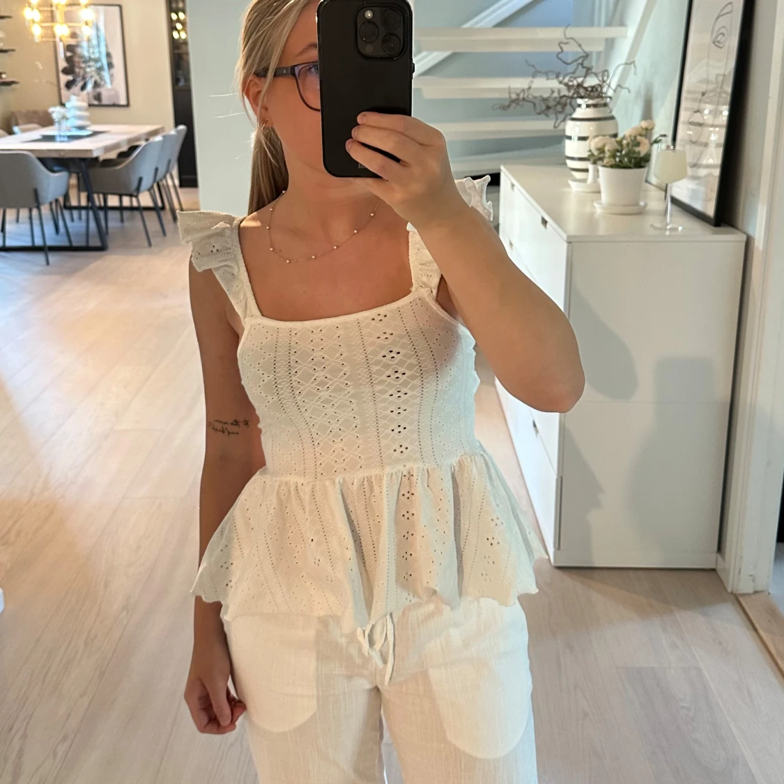 Vit volangblus med öppen rygg - 1