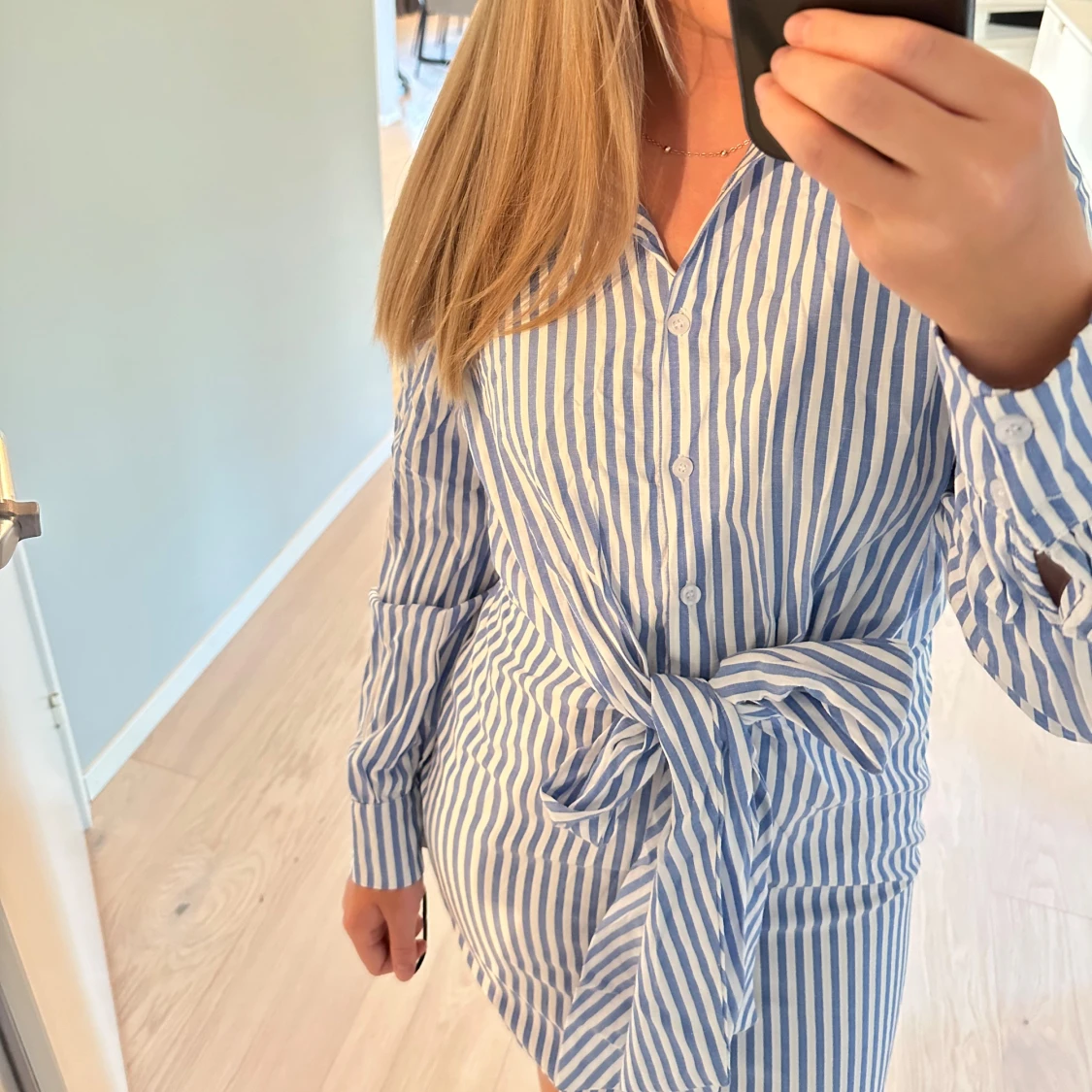 Randig skjortklänning med knyt i midjan - 1