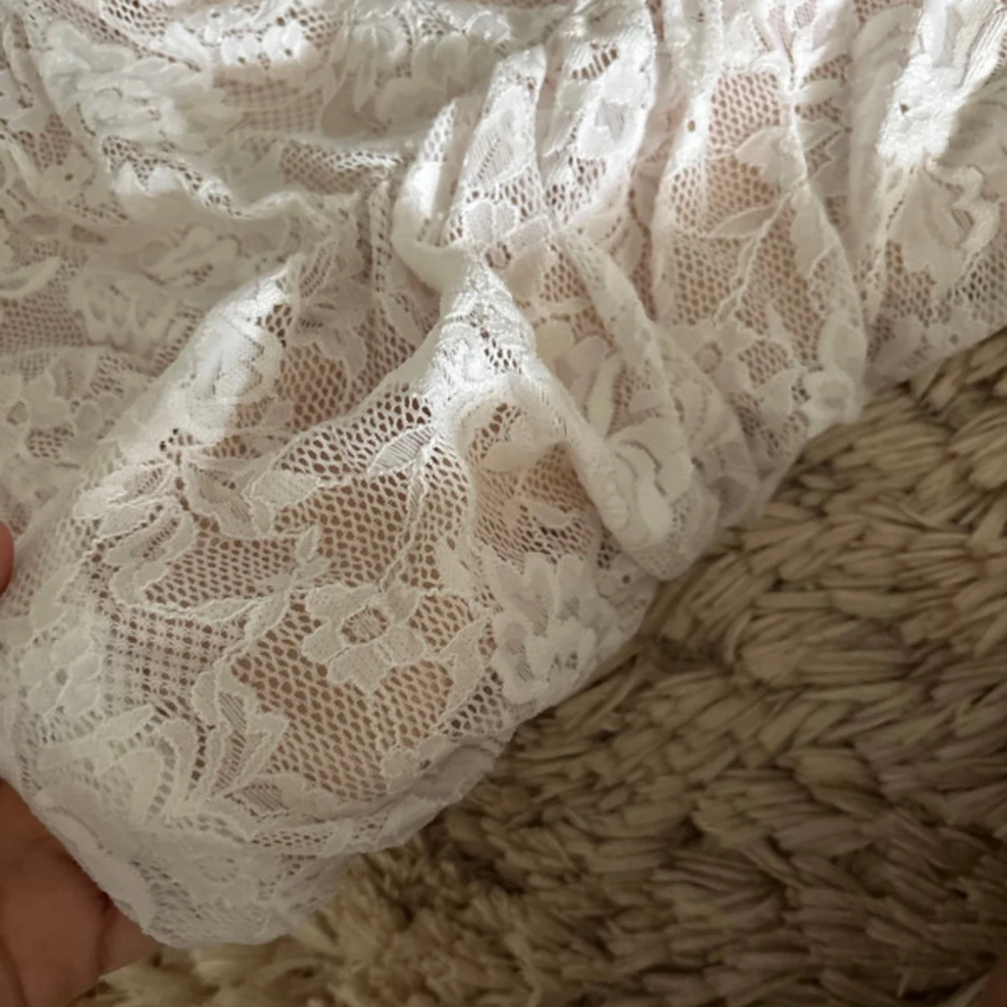 Vit spetsklänning med blommönster - 3