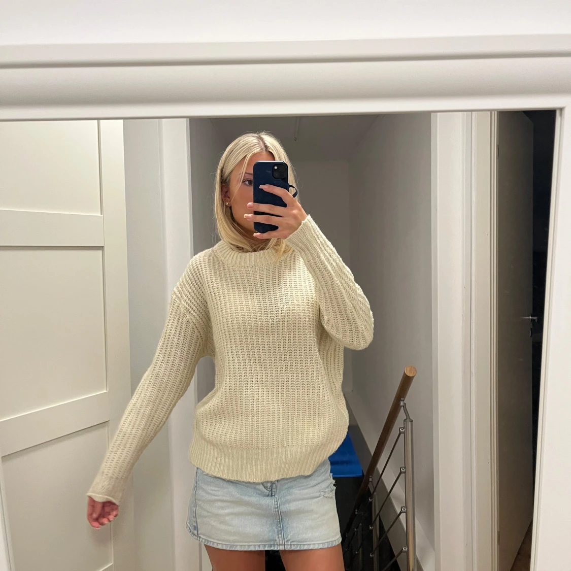 Beige stickad tröja med rund hals