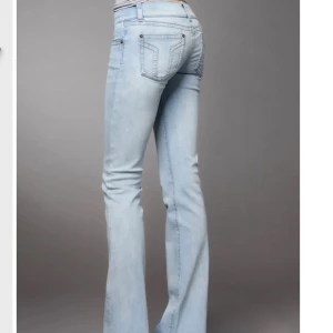 G Rise lågmidja bootcut jeans! - Skit snygga jätte lågmidjade bootcut jeans från G-rise, de är väldigt svåra att få tag på och de köptes för 1300 och har aldrig används + frakten var 300 kr så de blev 1600 kr totalt när jag köpte dem, storleken är köpt i stl S med R längd. Kom priv vid funderingar ❤️
