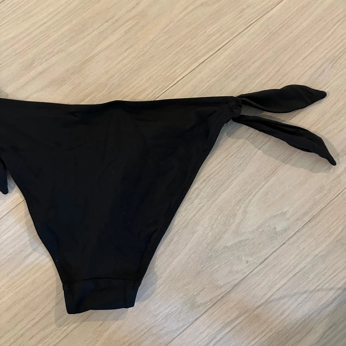 Svarta bikiniunderdelar med knyt - 1