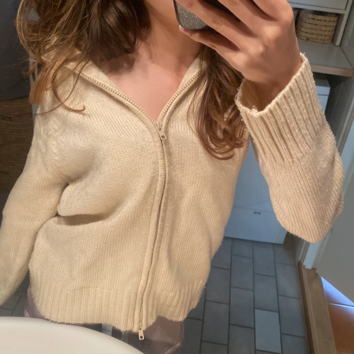 Beige stickad kofta med dragkedja - 1