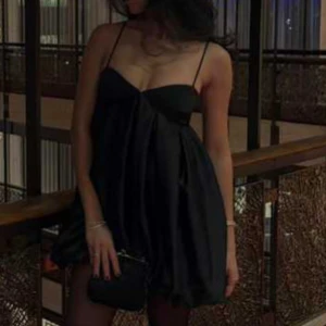 Klänning  - Som ny, aldrig använts 