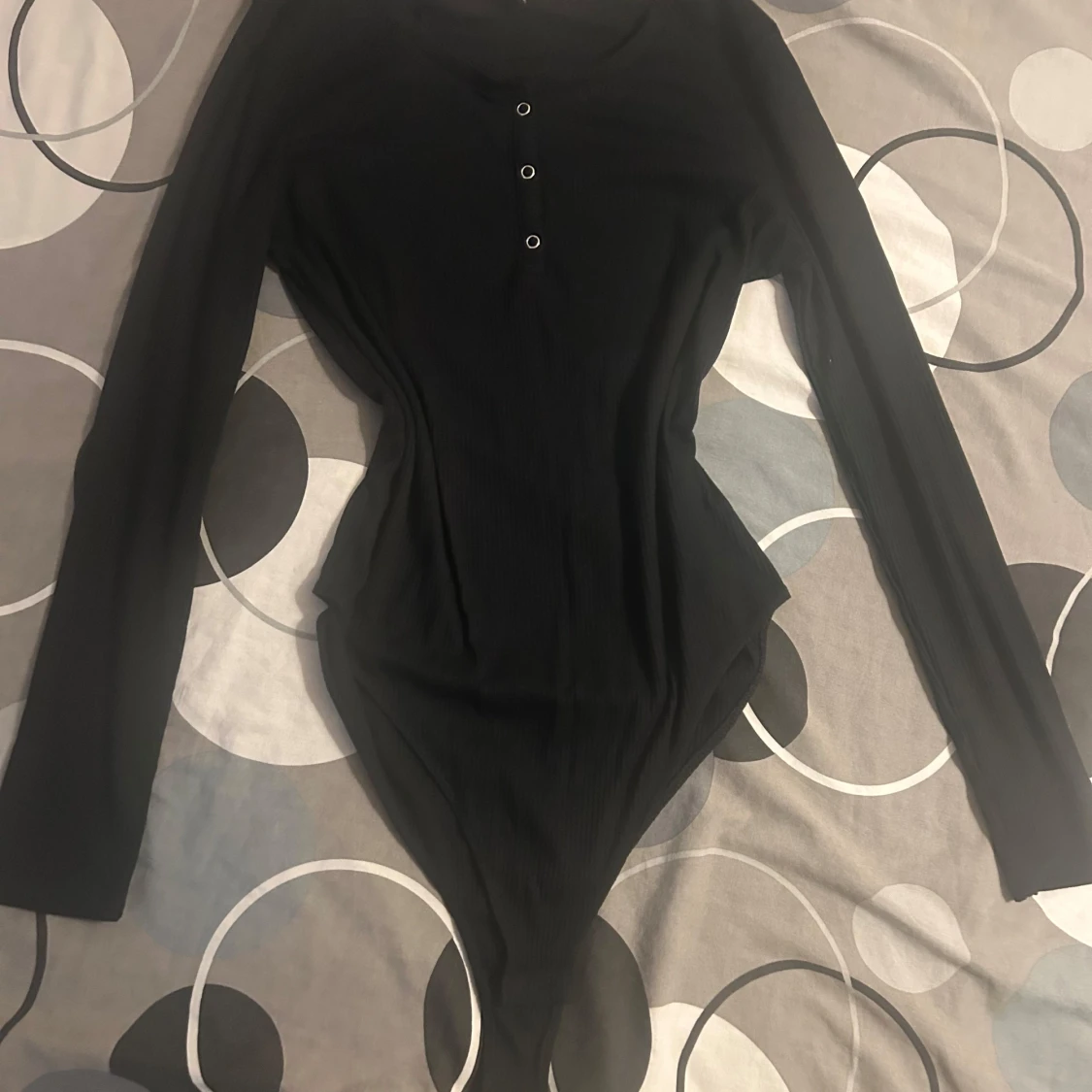 Svart ribbad bodysuit med knappar